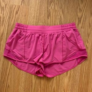 lululemon hotty hot 2.5 pink shorts